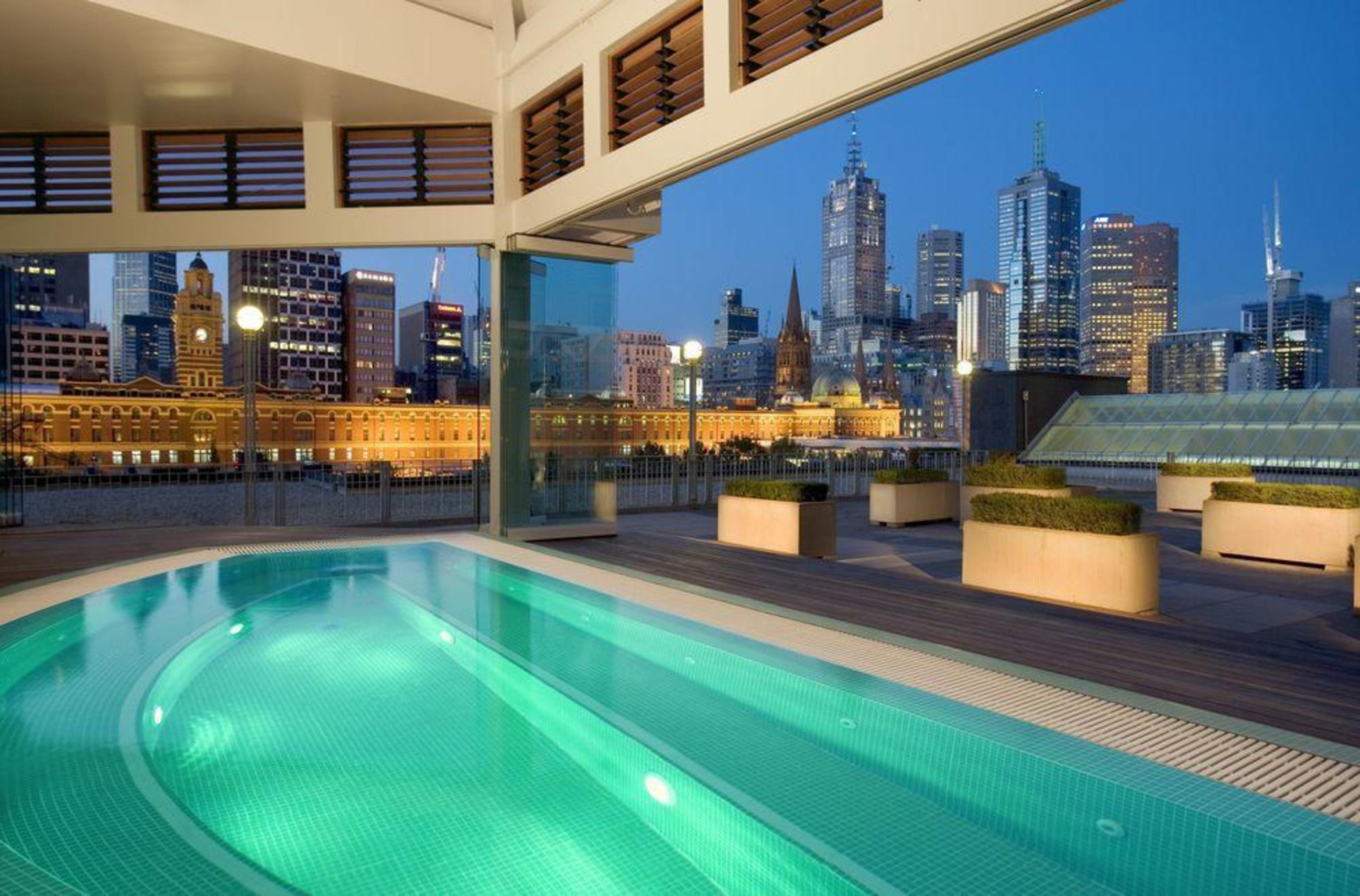 Hotel The Langham Melburne Facilidades foto The pool at the rooftop of the Crown Towers