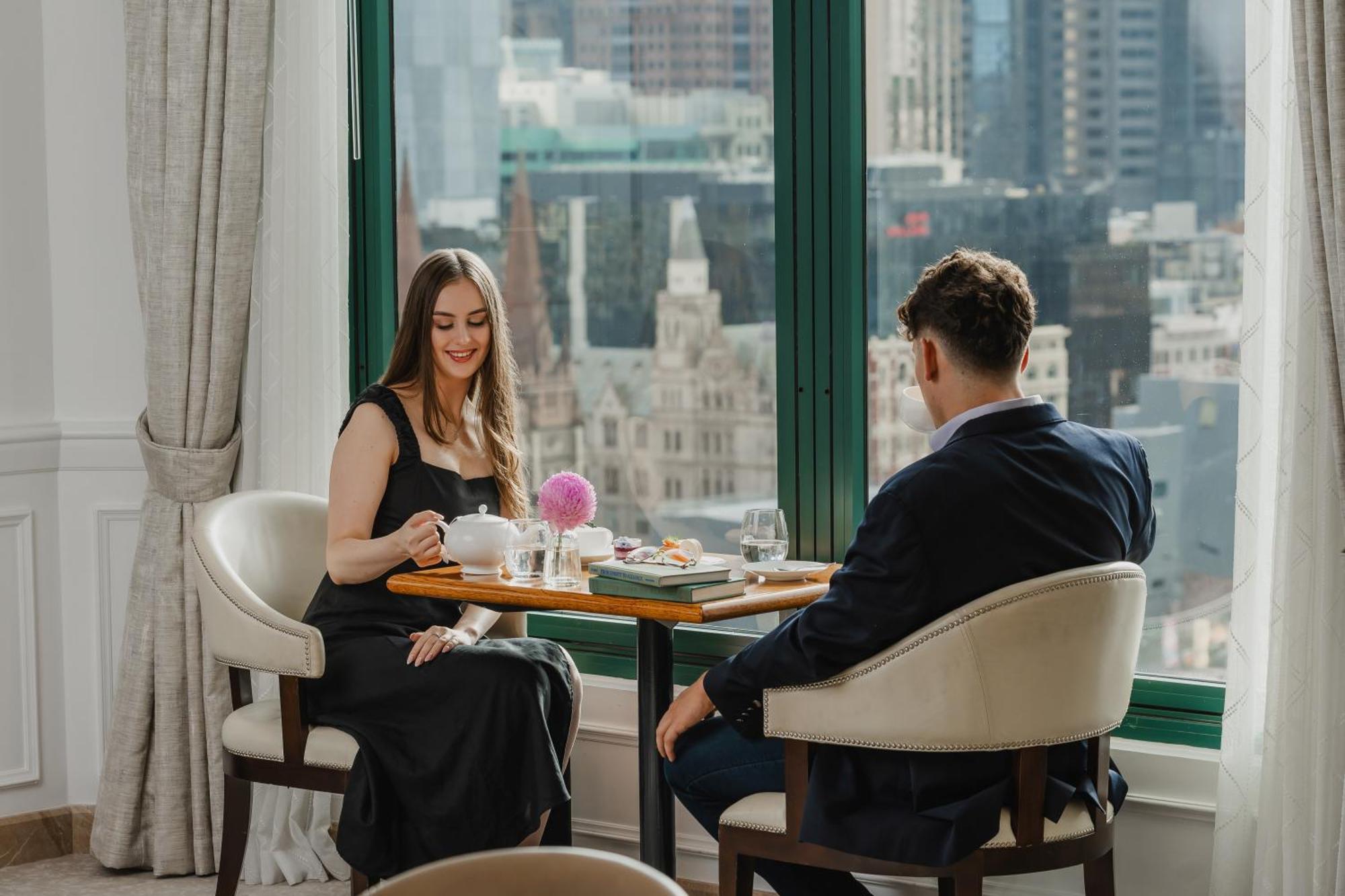Hotel The Langham Melburne Exterior foto A couple at a restaurant
